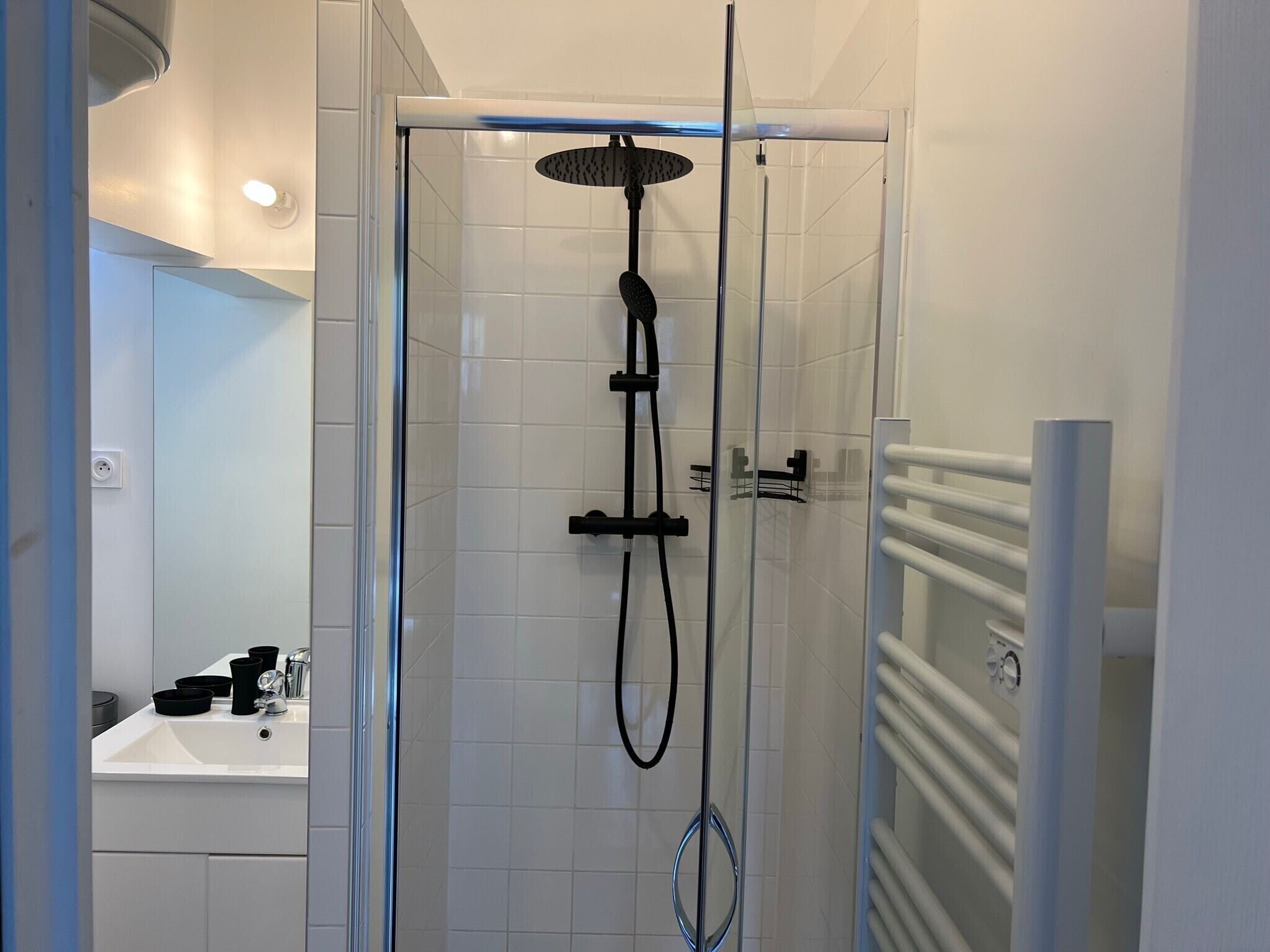 Een douche, een haardroger, handdoeken, zeep