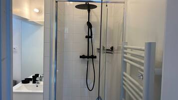 Een douche, een haardroger, handdoeken, zeep