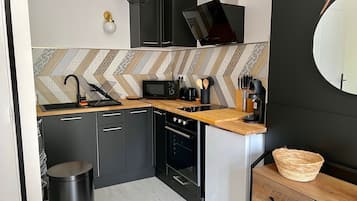 Fridge, microwave, oven, coffee/tea maker