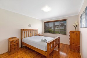 3 quartos, ferros/tábuas de passar roupa, roupa de cama
