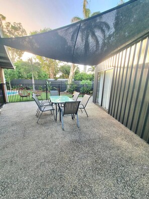 Outdoor dining - Cool hideaway beach house with private pool (Bundaberg)