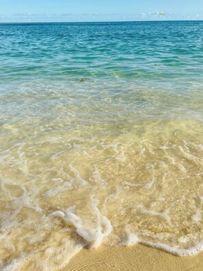 En la playa, camastros y toallas de playa 