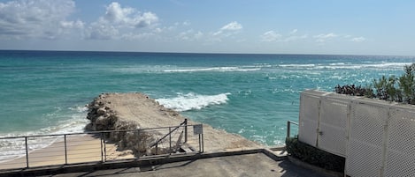 Sulla spiaggia, lettini da mare, teli da spiaggia