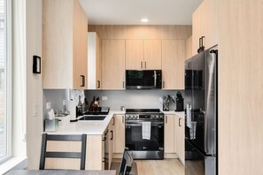 Køleskab, mikrobølgeovn, ovn, kogeplade