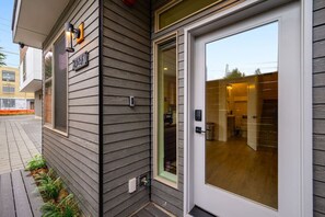 Exterior detail - Urban Roosevelt/Greenlake Getaway (Seattle)