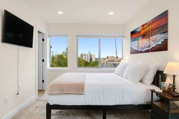 3 bedrooms, iron/ironing board, free WiFi, bed sheets - Urban Roosevelt/Greenlake Getaway (Seattle)