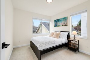 4 slaapkamers, een strijkplank/strijkijzer, gratis wifi, beddengoed