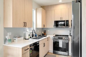 Fridge, microwave, oven, stovetop - Urban Roosevelt/Greenlake Getaway (Seattle)