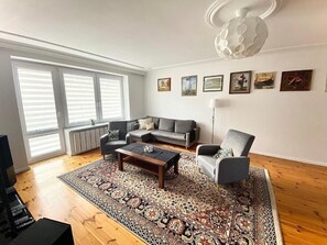 อพาร์ทเมนท์, 3 ห้องนอน, ระเบียง | ห้องนั่งเล่น