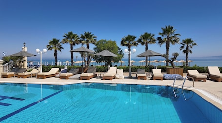 Una piscina al aire libre de temporada