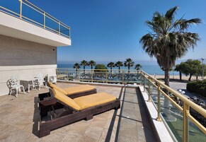 Suíte estúdio executiva, sacada, vista para o mar | Cofres nos quartos, Wi-Fi de cortesia