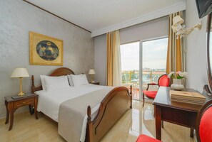 Standard-Doppel- oder -Zweibettzimmer, Balkon, eingeschränkter Meerblick | Zimmersafe, kostenloses WLAN