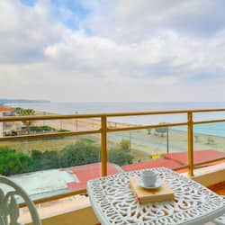 Habitación triple estándar, balcón, vistas parciales al mar | Terraza o patio