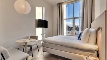 Caja de seguridad en la habitación y tabla de planchar con plancha