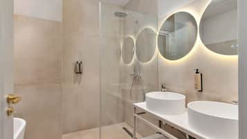 Superior Apartment | Bathroom | Hair dryer, towels, soap, shampoo