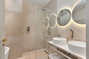 Haartrockner, Handtücher, Seife, Shampoo