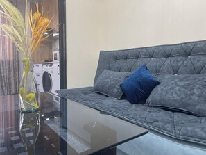 Familie appartement, balkon, uitzicht op de stad | Woonruimte | Flatscreentelevisie