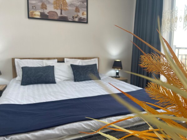 Familie appartement, balkon, uitzicht op de stad | Verduisterende gordijnen, een strijkplank/strijkijzer, gratis wifi