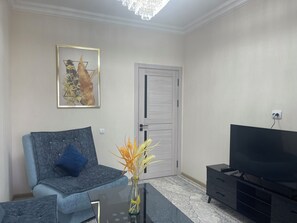 Familie appartement, balkon, uitzicht op de stad | Woonruimte | Flatscreentelevisie