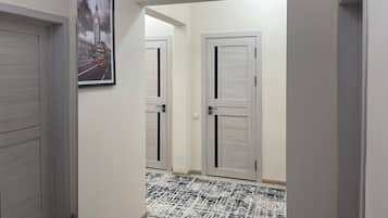Condo familiar, balcón, vista a la ciudad | Área de sala de estar | Televisión de pantalla plana
