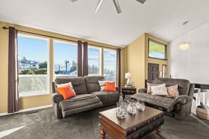 Smart TV, fireplace, books, offices