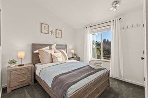 4 habitaciones, escritorio y tabla de planchar con plancha 