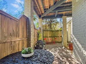 Terrace/patio - Historic Hideaway on Forsyth (Savannah)
