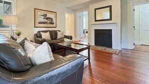 TV, fireplace, offices - Historic Hideaway on Forsyth (Savannah)