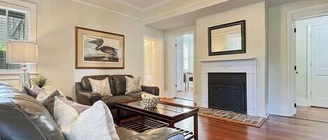 Televisión, chimenea y oficina