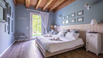 5 bedrooms, iron/ironing board, WiFi, bed sheets
