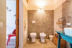 Hårtørrer, håndklæder, Sæbe, Toiletpapir