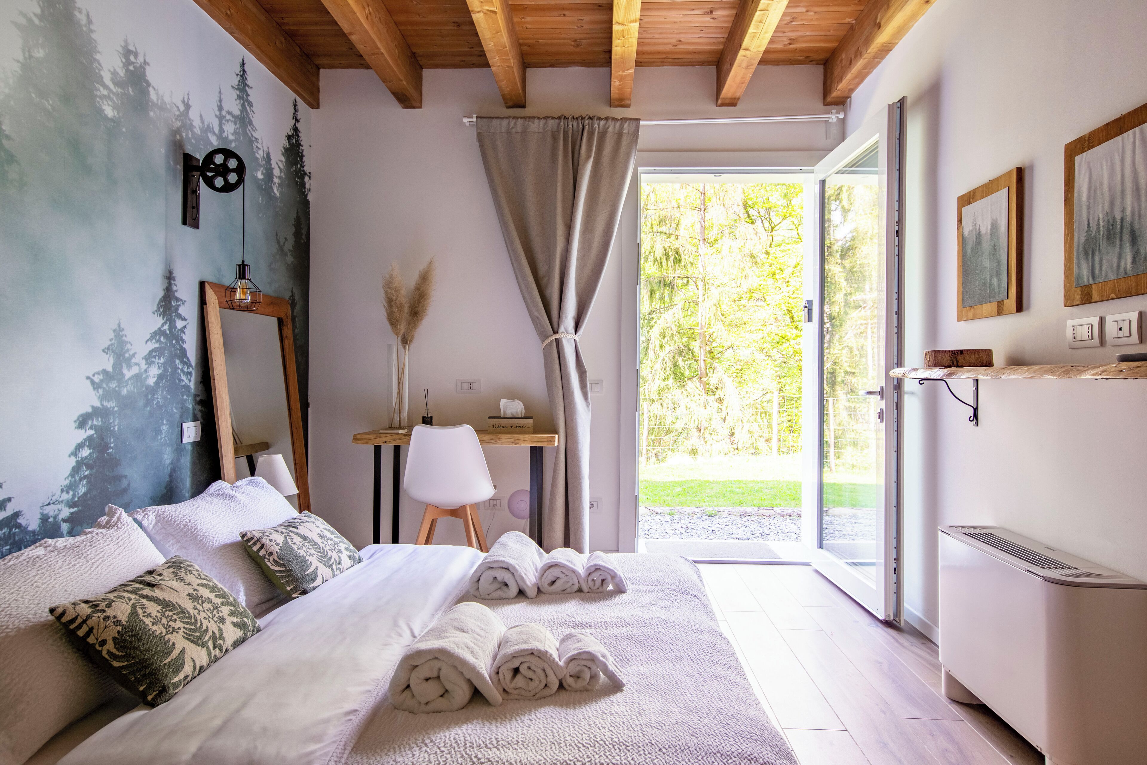 5 bedrooms, iron/ironing board, WiFi, bed sheets