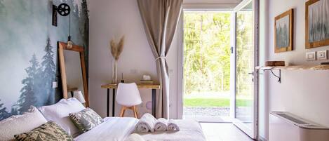 5 bedrooms, iron/ironing board, WiFi, bed sheets