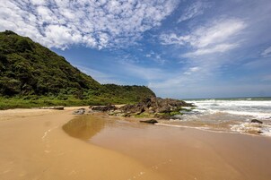 En la playa, arena blanca