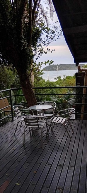 Familiehytte | Oppholdsområde | En 30-tommers LED-TV med kabel-kanaler