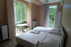 3 habitaciones, tabla de planchar con plancha, wifi y ropa de cama 