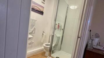 Studio | Bathroom | Shower, towels, toilet paper