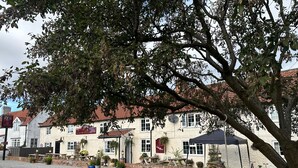 A traditional pub with a gravel courtyard, outdoor seating, and a large tree providing shade. - Wellington Studio, Sleeps 2, Pets Ok, Free Parking (Northallerton)