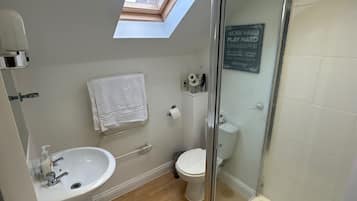 Studio | Bathroom | Shower, towels, toilet paper