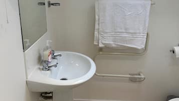 Estudio | Baño | Ducha, toallas y papel higiénico