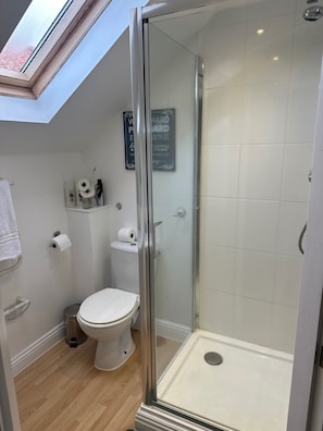 Studio | Salle de bain | Douche, serviettes fournies, papier de toilette