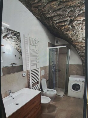 Douche, sèche-cheveux, bidet, serviettes fournies