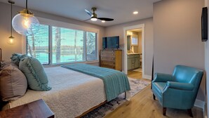 6 bedrooms, iron/ironing board, WiFi (free), bed sheets - Lakeside Therapy by Chatuge Home Concierge | Lakefront · Dock · Firepit · Ping Pong (Hiawassee)