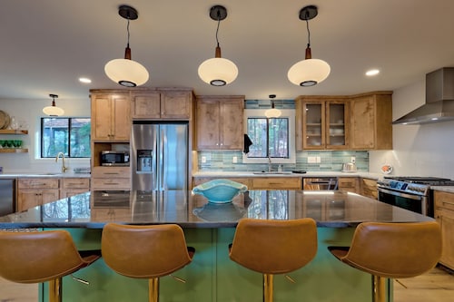 Lakeside Therapy by Chatuge Home Concierge | Lakefront · Dock · Firepit · Ping Pong