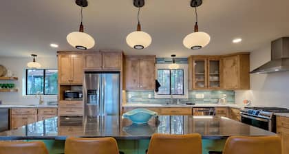 Lakeside Therapy by Chatuge Home Concierge | Lakefront · Dock · Firepit · Ping Pong