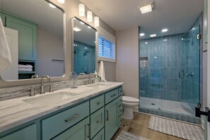 Hair dryer, towels - Lakeside Therapy by Chatuge Home Concierge | Lakefront · Dock · Firepit · Ping Pong (Hiawassee)