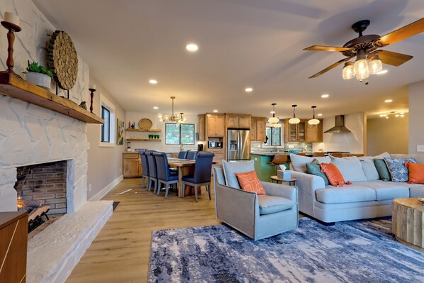 Smart TV, fireplace