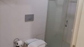 Buồng tắm vòi sen, đồ dùng nhà tắm miễn phí, máy sấy tóc