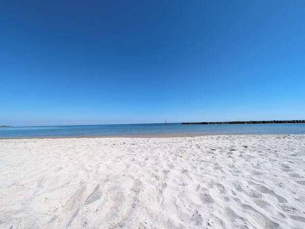 På stranden