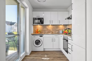 Frigorífico, microondas, horno y placa de cocina
